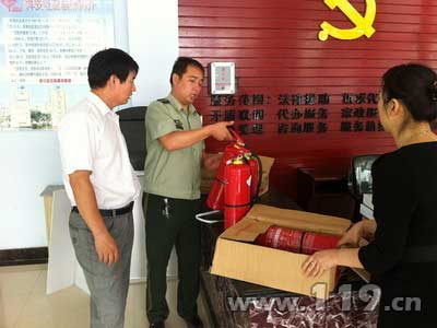 消防警官將價值15000元的消防器材送進社區(qū)