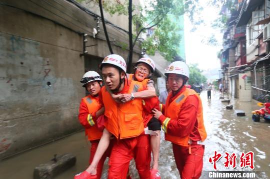 圖為消防官兵在漢陽馬滄湖小區營救一名被困老人。李國柱攝