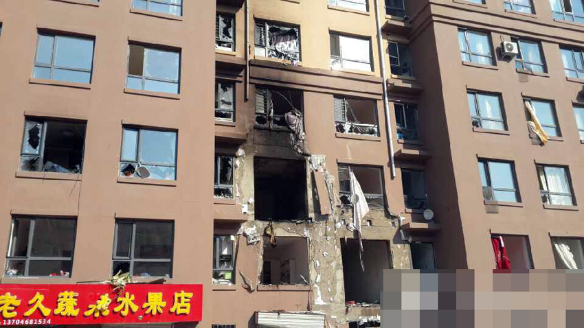 10月17日，黑龍江雞西，一居民小區住宅樓發生爆炸起火，周圍一片狼藉。圖片來源網絡