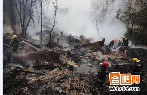 合肥一廢品加工廠大火，十余房子被燒毀，十輛消防車三小時才滅火