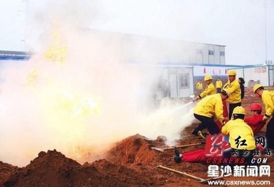 事故應(yīng)急演練現(xiàn)場(chǎng)，搶修隊(duì)人員對(duì)起火位置進(jìn)行滅火，并迅速用擔(dān)架抬起傷員撤離現(xiàn)場(chǎng)。曾詩怡