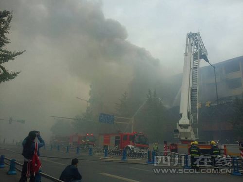 成都一街道突發大火原因不詳消防正撲救（圖）