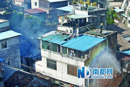 <p> 消防員在事發火災房子的周邊屋頂查看。 南都記者 黎湛均 攝</p>