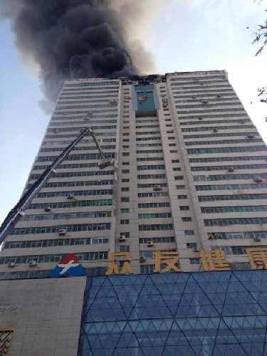 蘭州高層大廈發(fā)生火災172名消防員撲救