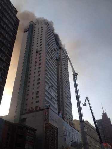 蘭州高層大廈發(fā)生火災172名消防員撲救