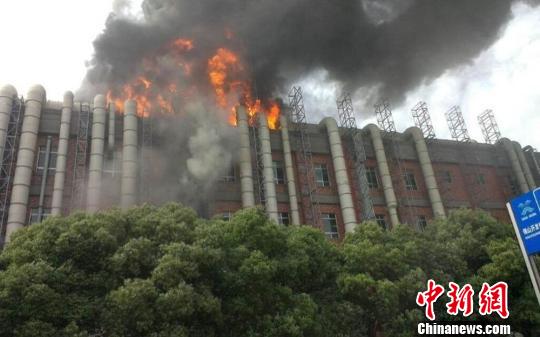無錫錫山區一臺資企業發生火災火情已被控制（圖）
