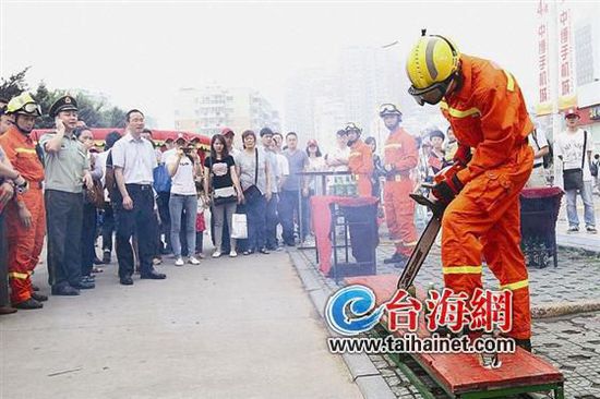 消防宣傳車走進社區