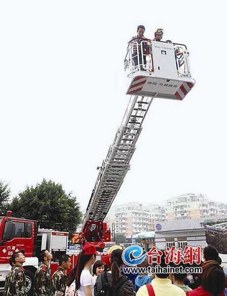 消防宣傳車走進社區