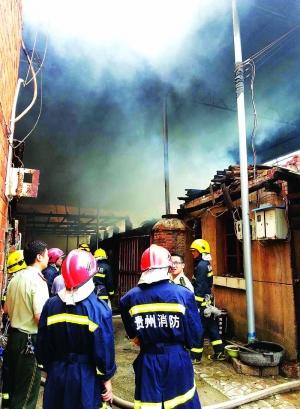 貴州凱里清江路中段附近凱迪沙發(fā)廠突發(fā)大火 百萬(wàn)物資被燒毀