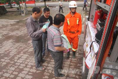 消防官兵向過往群眾講解消防知識(shí)
