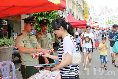 宣傳人員向過路群眾和游客發(fā)放宣傳小冊(cè)子