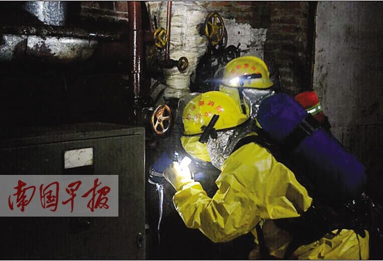 消防官兵在廠區檢查氨氣泄漏點