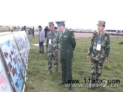 李海峰副總隊(duì)長(zhǎng)觀(guān)看滅火流程示意展板