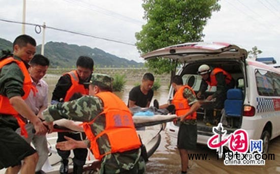 消防官兵正在進(jìn)行救援