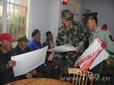 向老人講解消防安全知識  