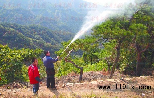 救火隊(duì)員模擬“火災(zāi)“現(xiàn)場(chǎng)，用高壓水源及時(shí)“滅火“。