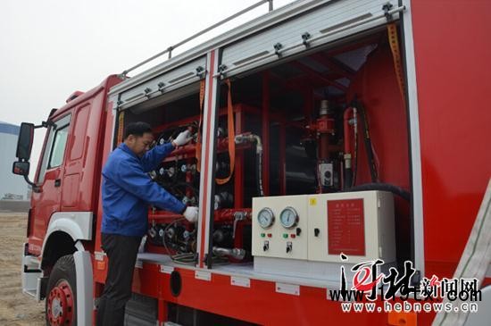 多劑聯(lián)用渦噴式消防車展演前技術人員進行調(diào)試
