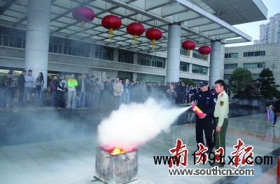 清城區(qū)舉行消防演練,消防官兵正在演示滅火器的使用。黃玉熹