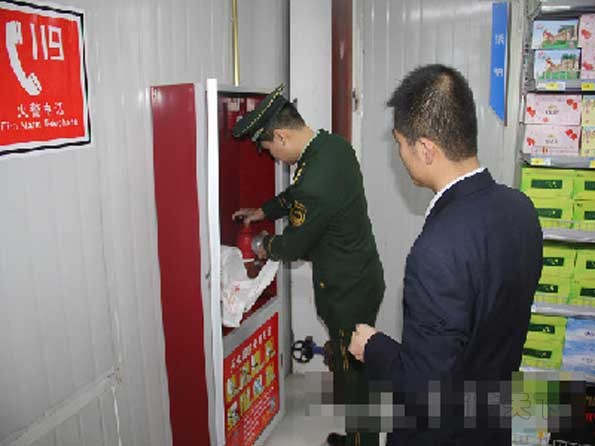 消防人員檢查商場(chǎng)消火栓