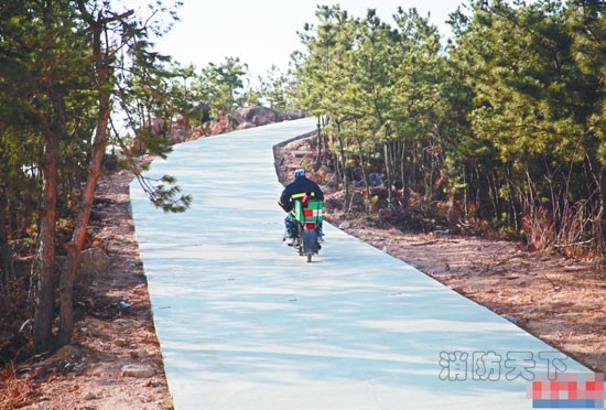 在防火期內，防火員每天都要沿山巡邏，以防火災
