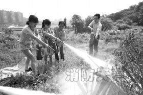 (5月21日，株洲市園林系統(tǒng)工作人員在石峰公園學(xué)習(xí)用滅火器滅火?！　堕L株潭報》記者
