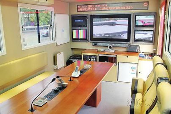 衛(wèi)星通信指揮車內(nèi)部 