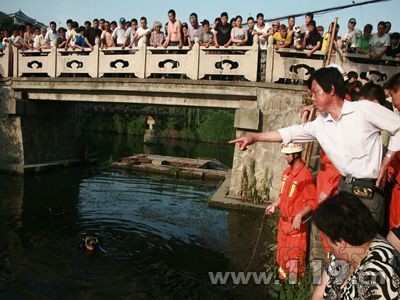 女童河邊玩耍不慎落水 揚州消防蛙人聯手打撈隊搜救