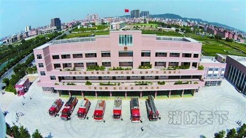 　　　7輛嶄新的消防車進駐消防中隊。 