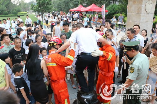 綠地盧浮宮居民爭相體驗消防救援設(shè)施——球形起重氣墊的威力。（齊魯網(wǎng)記者 白少光 攝）