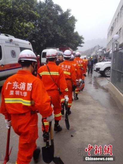 12月20日上午11時40分，廣東省深圳市光明新區(qū)柳溪工業(yè)園附近發(fā)生山體滑坡，經(jīng)初步核查，此次滑坡事故共造成22棟廠房被掩埋，涉及公司15家。截至發(fā)稿時，現(xiàn)場已安全撤離約900人，尚有22人未取得聯(lián)系，救出被困人員4人，其中3人輕傷，暫無生命危險；另1人未受傷。目前消防、特警、衛(wèi)生等近1500人，正全面開展搜救工作。敖卓謙 攝