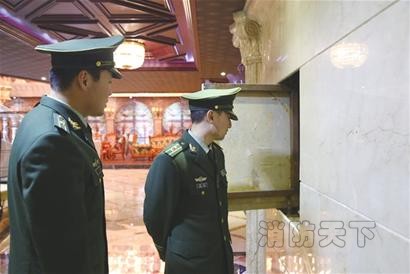 近日，城陽區公安消防大隊組成多個檢查小組深入轄區賓館、飯店、洗浴、KTV等夜間營業性場所開展消防夜查，扎實推進火災防控工作。