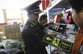 本報(bào)長(zhǎng)沙訊3月8日，長(zhǎng)沙市韶山南路紅星美凱龍全球家居生活廣場(chǎng)，雨花消防大隊(duì)現(xiàn)場(chǎng)對(duì)商場(chǎng)內(nèi)的消防設(shè)施進(jìn)行抽檢，發(fā)現(xiàn)1樓的消防水帶漏水，并現(xiàn)場(chǎng)要求其整改。