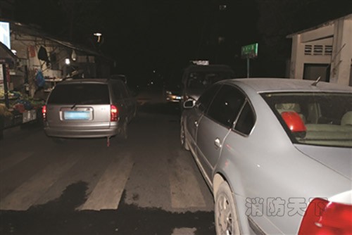 昨晚火情發(fā)生后，仍可看到小區(qū)道路兩旁停滿了私家車(chē)。