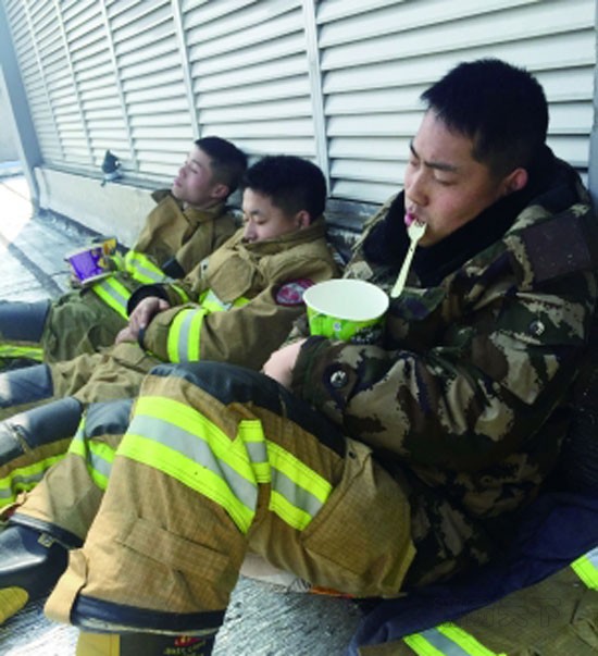 奮戰(zhàn)一夜后，消防戰(zhàn)士郭武警手捧泡面睡著了