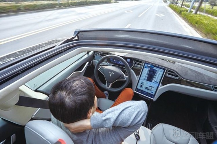 特斯拉車禍后起火 電動(dòng)汽車安全性遭拷問(wèn)！